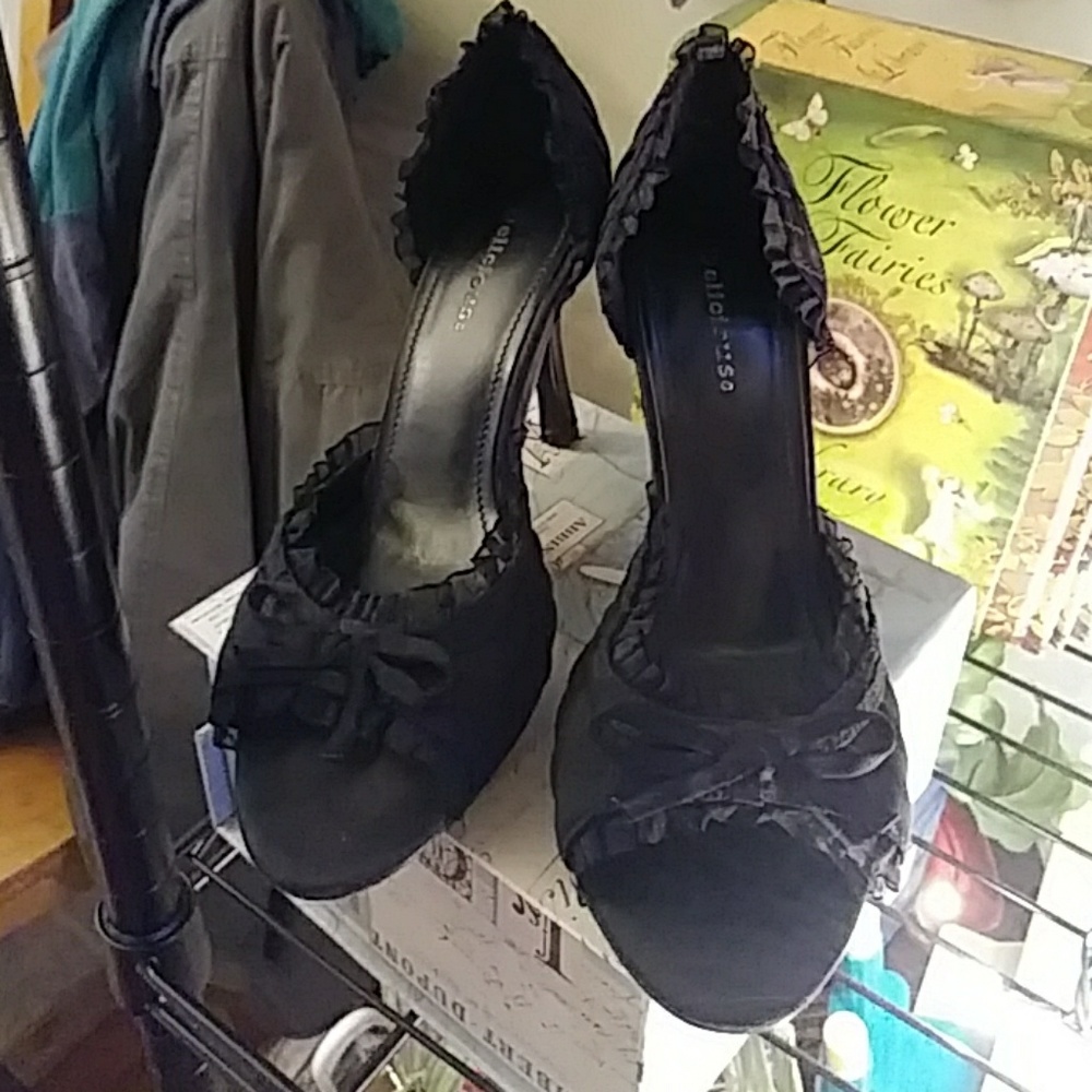 Darling, ruffled little black shoe, sexy!!! - Picture 2 of 8